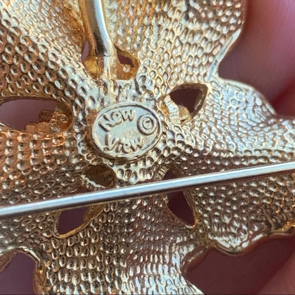 New View || Gold Toned Floral Pin Brooch